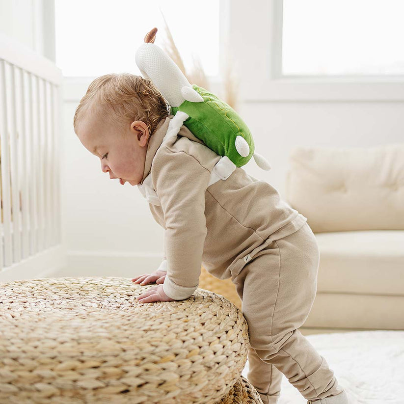Bebê brincando protegido